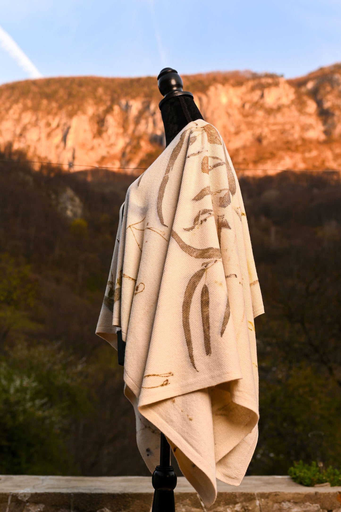Eucalyptus WINGS – Poncho cașmir 100% – piesă unicat ecoprint | perfectimperfect – detaliu 3