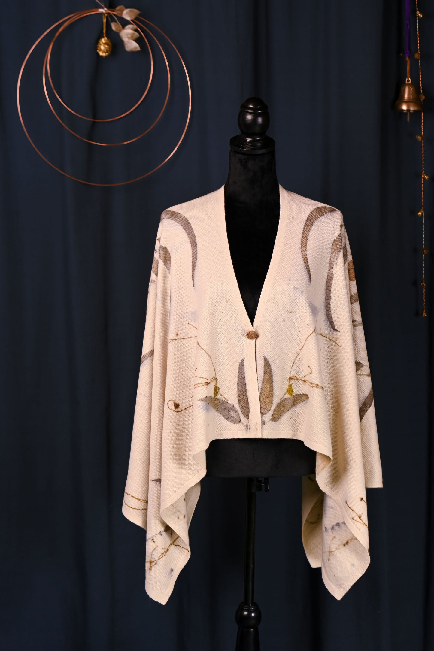 Eucalyptus WINGS – Poncho cașmir 100% – piesă unicat ecoprint | perfectimperfect – detaliu 4