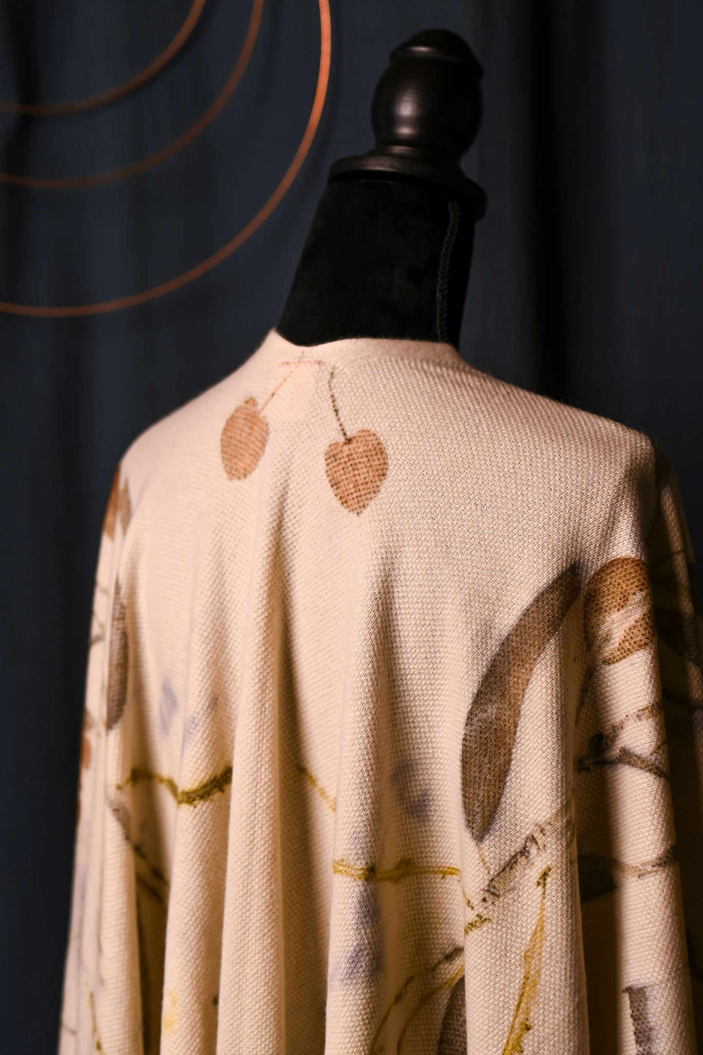 Eucalyptus WINGS – Poncho cașmir 100% – piesă unicat ecoprint | perfectimperfect – detaliu 6